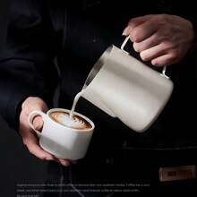 1 Pieza Jarra espumadora de café con leche, taza para espuma de leche, acero inoxidable 304, escala interna precisa, tanque de ordeño de boca precisa, control preciso de la velocidad de flujo de la espuma de leche, sensación cómoda, olla para espuma de leche, utensilios de espresso, exquisita alta calidad, duradero, opción de varios colores, accesorios de café para el hogar, la oficina y la vuelta al colegio de 350/600ml