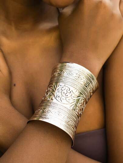 1pc Bohemian Vintage Engraved Flower Wide Metal Bangle, Suitable For Women Daily And Party Wear