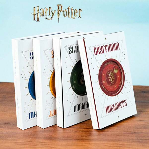 Harry Potter 1 Stück Notizbuch mit Sternenhimmel-Motiv, farbiger Hardcover Tagebuch mit Sternbild-Thema, Cut Out Abdeckung in den Häuser-Designs Gryffindor, Slytherin, Hufflepuff, Ravenclaw, vintage Handuch als Geschenk, Geburtstags- oder Abschlussgeschenk für jugendliche Harry Potter Fans [offiziell lizenziert]