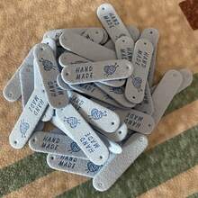 20 件超纤维仿皮标签，手工缝纫配件工艺，彩色混批印花，包括爱心、帽子和手套装饰 - 顏色混搭 - 查看 11