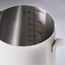 1 Pieza Jarra espumadora de café con leche, taza para espuma de leche, acero inoxidable 304, escala interna precisa, tanque de ordeño de boca precisa, control preciso de la velocidad de flujo de la espuma de leche, sensación cómoda, olla para espuma de leche, utensilios de espresso, exquisita alta calidad, duradero, opción de varios colores, accesorios de café para el hogar, la oficina y la vuelta al colegio de 350/600ml