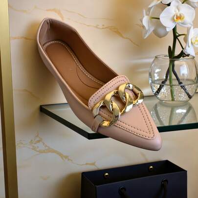 Sapatilha Feminina Carolina Bico Afinado Corrente Três Elos | Pele Areia – leve, neutra, casual, facil, Sapatilha bico fino