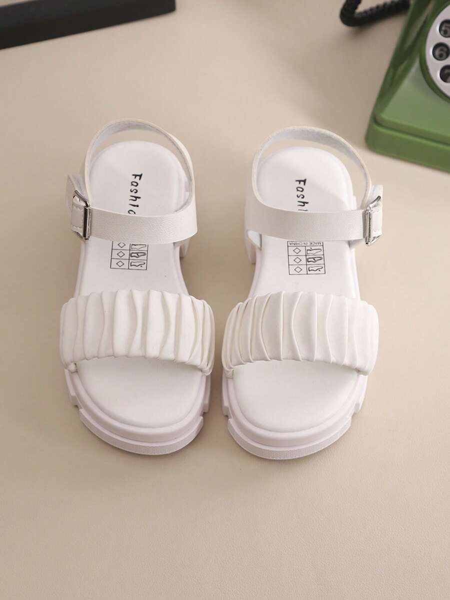 Sandalias blancas de moda para niñas 2025, versátiles para viajes al aire libre, con estilo