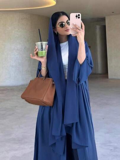 فستان ساتان للنساء. يأتي هذا الفستان الأنيق أيضًا في إصدار عباءة طويلة، مناسب للارتداء اليومي والمناسبات الخاصة.