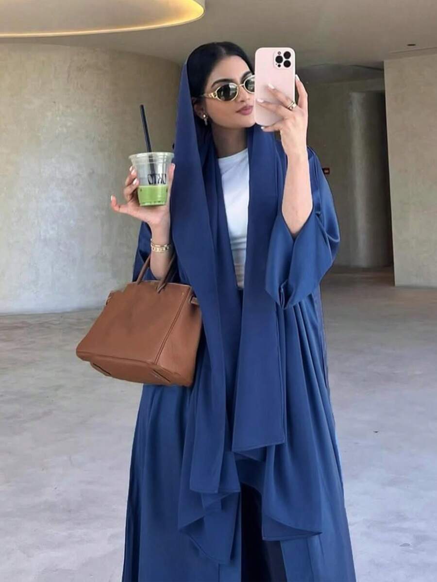 一件女士缎面连衣裙。这款优雅的连衣裙还有长款罩袍款式，适合日常穿着和特殊场合。 - 藏蓝色 - 查看 1