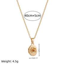 1件夏季时尚复古十二月花相册吊坠家庭礼物项链，适合送给家人和朋友。适合日常休闲度假和玩耍时佩戴。适合夏季海滩度假、户外活动、节日出游、女性礼物和女性珠宝。