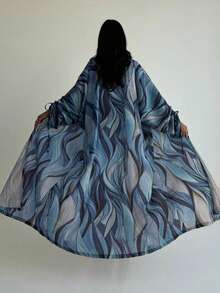 O piesă vestimentară simplă și la modă pentru femei, în stil oriental. Este o rochie lungă, în culori uni, cu imprimeuri digitale retro și bretele la manșete. Această rochie cardigan elegantă și elegantă, cunoscută și sub numele de Abaya, este potrivită pentru purtare zilnică și pentru festivaluri.