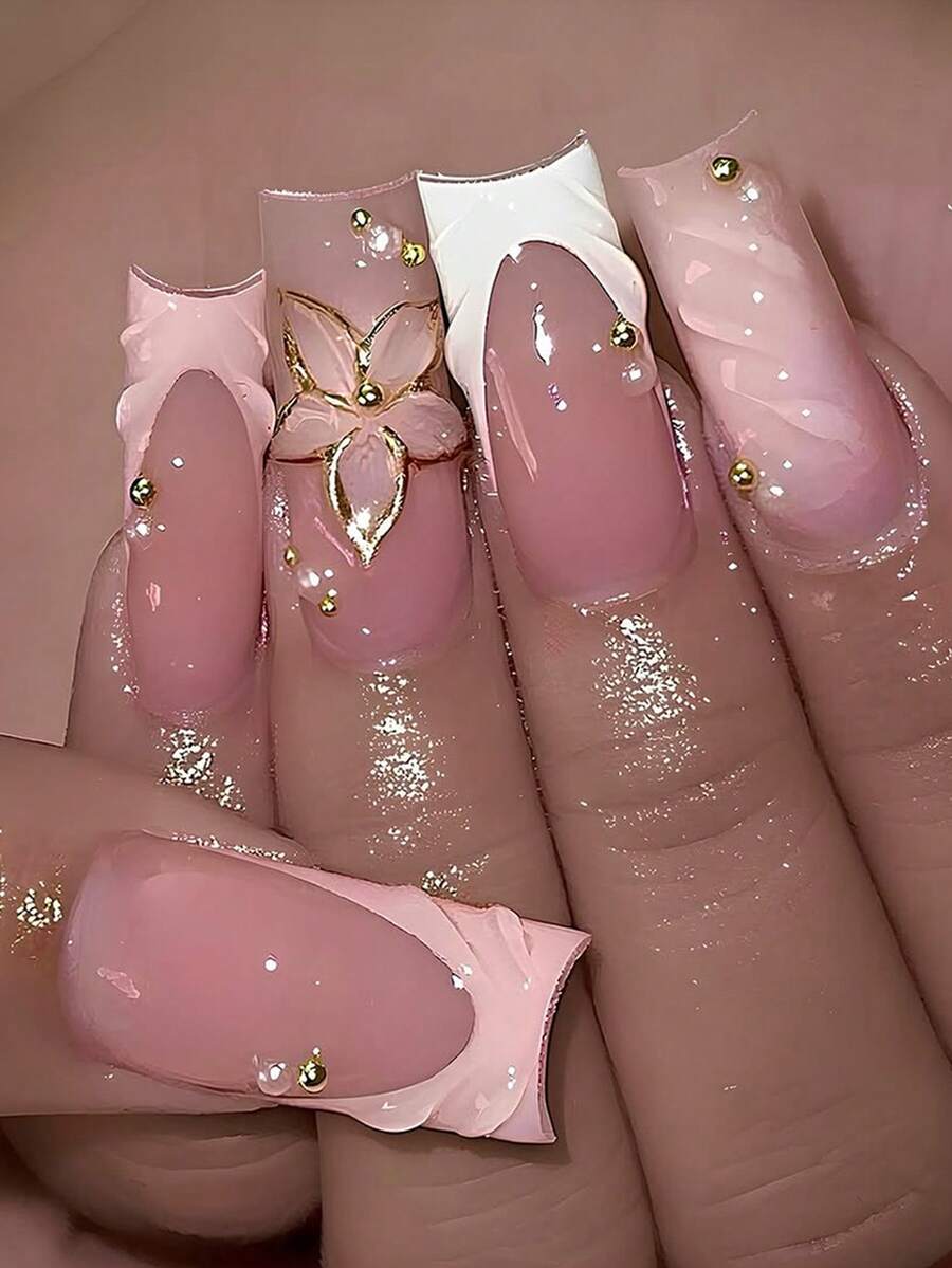 Sanrio 24 件长方形优雅温柔经典白色法式 3D 不对称波浪图案和 3D 金色花朵图案仿珍珠金珠装饰全套假按压指甲套装，为您增添一丝浪漫气息，适合夏季约会和日常生活使用 - 粉色 - 查看 1