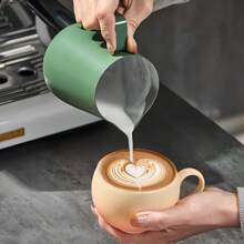 1 Pieza Jarra espumadora de café con leche, taza para espuma de leche, acero inoxidable 304, escala interna precisa, tanque de ordeño de boca precisa, control preciso de la velocidad de flujo de la espuma de leche, sensación cómoda, olla para espuma de leche, utensilios de espresso, exquisita alta calidad, duradero, opción de varios colores, accesorios de café para el hogar, la oficina y la vuelta al colegio de 350/600ml