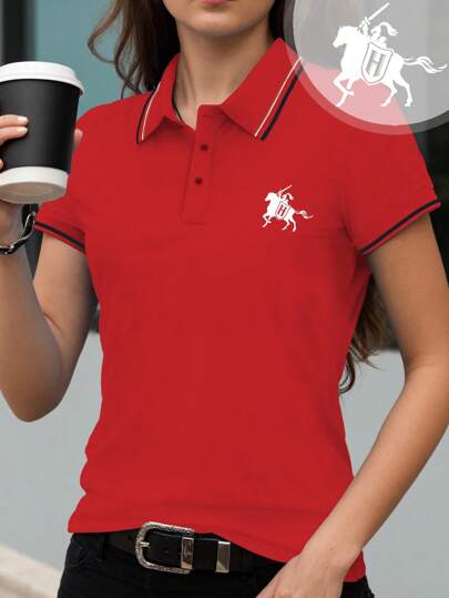 Polo de mujer con diseño de emblema de caballo en el pecho, camiseta de manga corta creativa para el verano
