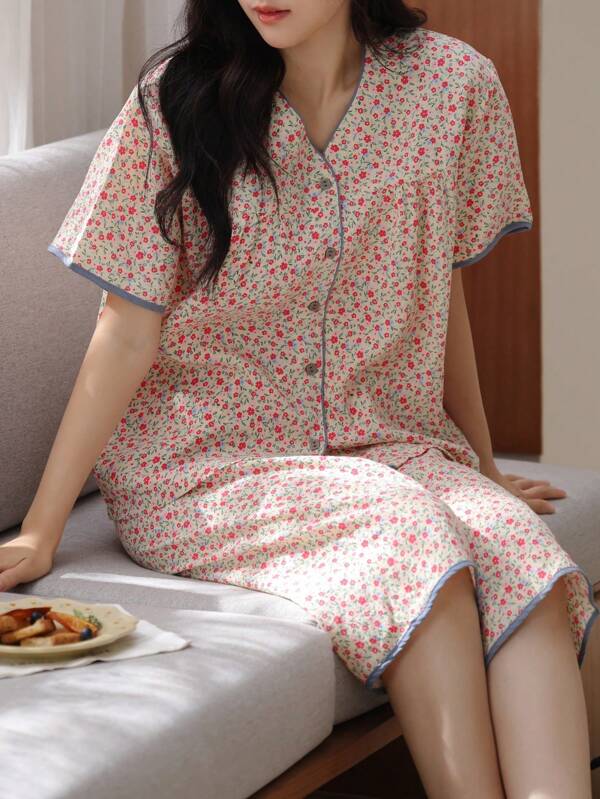 Nuevo conjunto de pijama casual de verano con camiseta de manga corta y cuello en V, y pantalón corto ancho de 3/4, para mujer, con estampado floral, de 2 piezas, ropa de estar en casa cómoda, juego de pijama lindo, de fácil cuidado