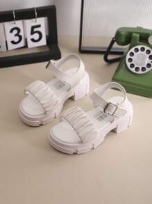 Sandalias blancas de moda para niñas 2025, versátiles para viajes al aire libre, con estilo