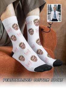 1 paire de chaussettes mi-longues personnalisées pour hommes. Vous pouvez mettre n'importe quel visage sur ces chaussettes personnalisées avec des photos. Des chaussettes amusantes et personnalisées, idéales pour la Saint-Valentin, les anniversaires ou en cadeau. Personnalisées, amusantes et colorées.