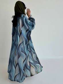 O piesă vestimentară simplă și la modă pentru femei, în stil oriental. Este o rochie lungă, în culori uni, cu imprimeuri digitale retro și bretele la manșete. Această rochie cardigan elegantă și elegantă, cunoscută și sub numele de Abaya, este potrivită pentru purtare zilnică și pentru festivaluri.