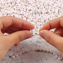 1 Set de herramientas de joyería minimalista de moda con perlas falsas, incluye cuentas espaciadoras chapadas en oro, encantos de letras, corazones y fundas, pulseras y hallazgos, 4 tamaños de cuentas redondas ABS con aceitos para joyería DIY, relleno de jarrón, decoración del hogar, elegante regalo de fiesta navideña