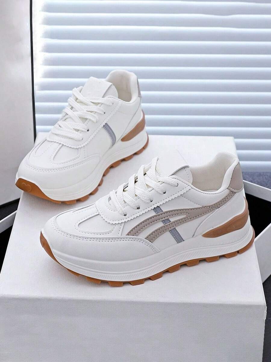 Zapatos de mujer. Tenis casuales blancos para mujer. Zapatillas deportivas modernas y versátiles. Antideslizantes y resistentes al desgaste. Punta redonda con cordones. Suela con textura antideslizante. Ideales para correr, caminar, hacer senderismo y montañismo. - Caqui - Ver 1