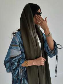 O piesă vestimentară simplă și la modă pentru femei, în stil oriental. Este o rochie lungă, în culori uni, cu imprimeuri digitale retro și bretele la manșete. Această rochie cardigan elegantă și elegantă, cunoscută și sub numele de Abaya, este potrivită pentru purtare zilnică și pentru festivaluri.