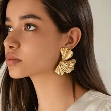 1 par de pendientes exagerados de metal dorado con diseño de hoja de arce, joyería gruesa