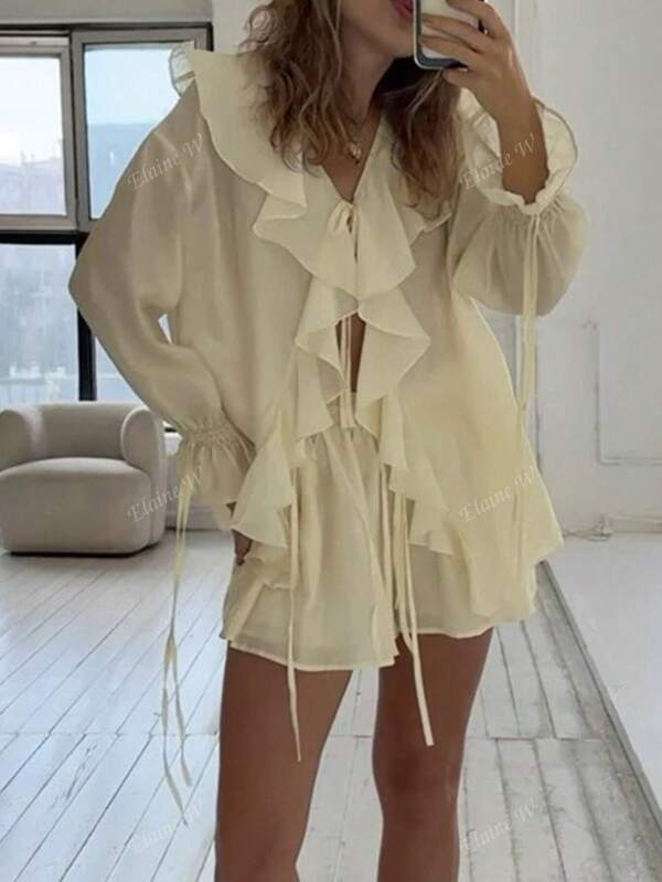 Completo da donna con top con scollo a V e rouches e pantaloncini, casual e sexy, colore tinta unita