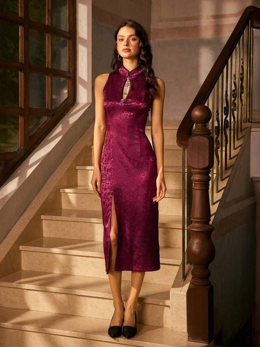 Áo sườn xám không tay cổ cao hiện đại, thiết kế khoét lỗ, xẻ tà cao - Thích hợp cho đám cưới, dạ hội thảm đỏ, sự kiện văn hóa, đám cưới sang trọng và dạ tiệc từ thiện như một trang phục dạ hội Trung Hoa hiện đại. - Màu Đỏ Sâu - Xem 1