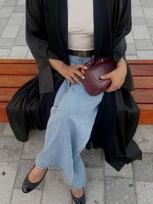 一件女士缎面连衣裙。这款优雅的连衣裙还有长款罩袍款式，适合日常穿着和特殊场合。 - 黑色 - 查看 1