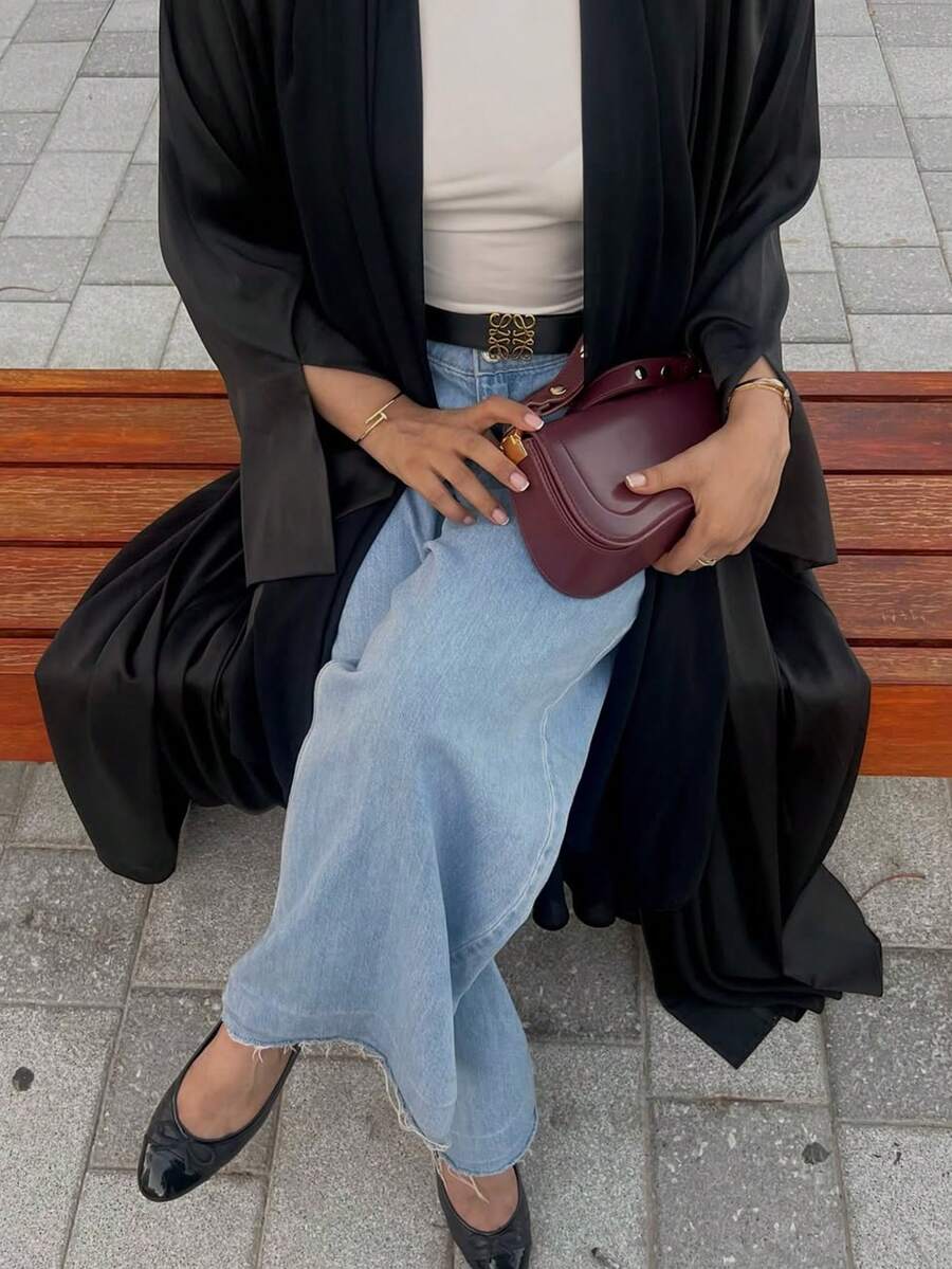 一件女士缎面连衣裙。这款优雅的连衣裙还有长款罩袍款式，适合日常穿着和特殊场合。 - 黑色 - 查看 1