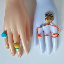 1 件纯色 PVC 塑料手模型，手套展示道具，婚礼手套造型，塑料戒指和手镯支架，珠宝展示架，四季皆宜