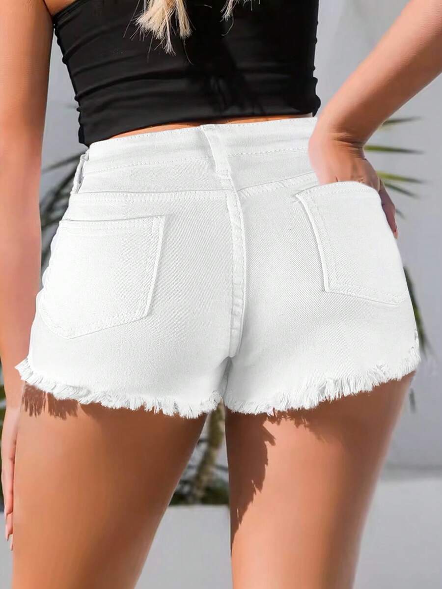 Moda callejera: Shorts vaqueros de chica atractiva con elementos llamativos - Blanco - Ver 1