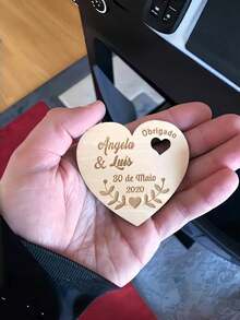 1/20/40个定制木质心形牌匾 - 可个性化定制姓名或留言，激光雕刻木质牌匾，温暖质朴的木质风格，浪漫的心形造型，是礼品包装、派对装饰、婚礼回礼或节日纪念品的理想之选。 - 彩色 - 查看 5