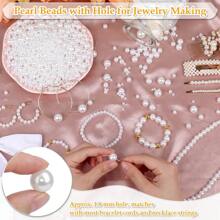 1 Set de herramientas de joyería minimalista de moda con perlas falsas, incluye cuentas espaciadoras chapadas en oro, encantos de letras, corazones y fundas, pulseras y hallazgos, 4 tamaños de cuentas redondas ABS con aceitos para joyería DIY, relleno de jarrón, decoración del hogar, elegante regalo de fiesta navideña