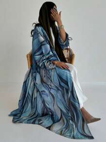 O piesă vestimentară simplă și la modă pentru femei, în stil oriental. Este o rochie lungă, în culori uni, cu imprimeuri digitale retro și bretele la manșete. Această rochie cardigan elegantă și elegantă, cunoscută și sub numele de Abaya, este potrivită pentru purtare zilnică și pentru festivaluri.