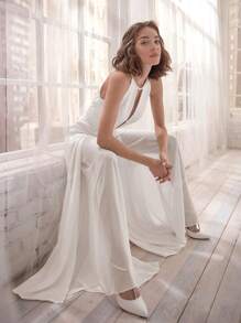 Tuta elegante e sexy con applicazioni ricamate, schiena aperta e scollo a collo alto, adatta per matrimoni
