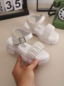 Sandalias blancas de moda para niñas 2025, versátiles para viajes al aire libre, con estilo