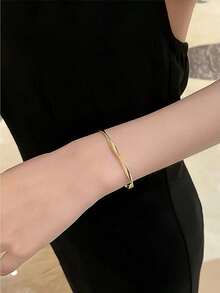 1 Elegant Gold Adjustable Twisted M ö Bius Bracelet - Fashionable And Minimalist Design, Made Of Zinc Alloy, Perfect For Daily Wear And Gift Giving. Stylish And Minimalist Thread Design Open Bracelet - Vàng - Xem 5