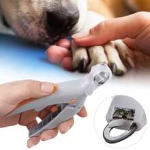 Un petit coupe-ongles pour animal est un outil de toilettage professionnel pour animaux de compagnie convenant aux chiens et aux chats. C'est un coupe-ongles sûr et facile à utiliser avec une poignée et une lame tranchante, convenant pour une coupe rapide et propre, adapté aux petits, moyens et gros animaux de compagnie. Coupe-ongles pour animaux de compagnie avec éclairage LED - Convient pour la coupe des ongles et des griffes des chats et des chiens, fait également office de collecteur d'ongles, avec des lames d'acier à coupe rapide