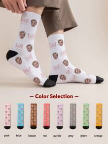1 paire de chaussettes mi-longues personnalisées pour hommes. Vous pouvez mettre n'importe quel visage sur ces chaussettes personnalisées avec des photos. Des chaussettes amusantes et personnalisées, idéales pour la Saint-Valentin, les anniversaires ou en cadeau. Personnalisées, amusantes et colorées.