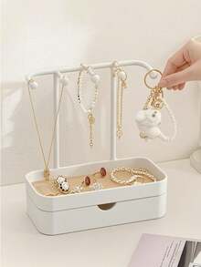 1个带抽屉盒的珠宝展示架，用于存放耳环、项链和珠宝，配有木质底座、桌面收纳盒和多功能悬挂式收纳架。珠宝收纳悬挂支架适用于项链、手镯、耳环、戒指和手表，含挂钩。单层或双层可选。夏季女性必备收纳整理礼品，旅行必备 - 彩色 - 查看 8