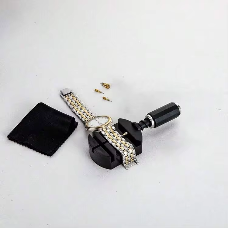 7合1表带工具套装，包含表带拆卸器、弹簧杆工具、清洁布和4个替换表带针，经久耐用，是馈赠亲朋好友的实用好礼。 - 均碼 - 查看 8