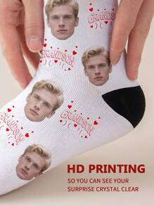 1 paire de chaussettes mi-longues personnalisées pour hommes. Vous pouvez mettre n'importe quel visage sur ces chaussettes personnalisées avec des photos. Des chaussettes amusantes et personnalisées, idéales pour la Saint-Valentin, les anniversaires ou en cadeau. Personnalisées, amusantes et colorées.
