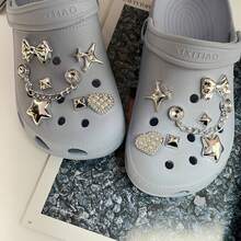 Conjunto de 14 peças de enfeites brilhantes para sapatos em formato de estrela e coração, com aparência metálica, que não desbotam, versáteis para praia no verão, sandálias casuais de casal, sapatos de EVA, lembrancinhas de festa e ideias de decoração.