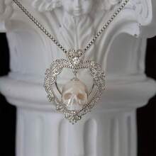 Pearl Skull Necklace Heart Skull Pendant Carved Pearl Pendant Gothic Jewelry White Pearl Pendant Gothic Pendant Skeleton Pendant - 銀色 - 查看 2
