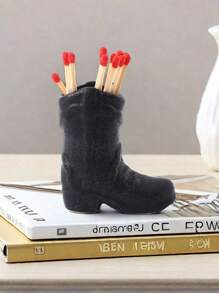 1 Traumhaft und kreativ gestalteter Stiefel. Verströmt einen süßen, bohemian Stil. Er hat eine Lagerfunktion und verleiht dem Zuhause eine romantische Atmosphäre. Geeignet sowohl für die tägliche Dekoration als auch für festliche Verzierungen. Ruft die Unschuld deutscher Märchenwelten hervor. Als kleines Wohnaccessoire bringt er große Gemütlichkeit, egal ob im Alltag verwendet oder zu Festen platziert.