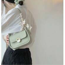 [Bolso Bandolera Cuadrado] Bolso de hombro de mujer de piel sintética pequeño | Correa de hombro ajustable, detalle elegante de lazo y hebilla dorada | Disponible en negro/blanco, beige, verde claro, azul verdoso