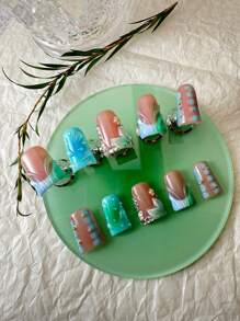 10 Unidades de Unhas Feitas à Mão, Estilo Europeu Americano de Unhas Curtas com Bico de Pato, Design de Flor em Relevo 3D Pintada à Mão, Incrustação de Diamantes, Unhas Luxuosas Feitas à Mão, Estilo Y2k Baddie, Feitas Artesanalmente por Mulheres e Meninas, Com Uma Peça de Gel e Uma Lixa Anexada.