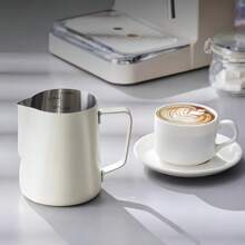 1 Pieza Jarra espumadora de café con leche, taza para espuma de leche, acero inoxidable 304, escala interna precisa, tanque de ordeño de boca precisa, control preciso de la velocidad de flujo de la espuma de leche, sensación cómoda, olla para espuma de leche, utensilios de espresso, exquisita alta calidad, duradero, opción de varios colores, accesorios de café para el hogar, la oficina y la vuelta al colegio de 350/600ml
