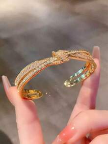 1pc Fashion Luxury Sparkling Cubic Zirconia Asymmetrical Bowknot Design Jewelry, High-End Gift For Girlfriend, Suitable For Party Wear