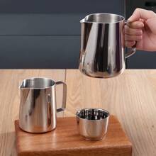 1 Pieza Jarra espumadora de café con leche, taza para espuma de leche, acero inoxidable 304, escala interna precisa, tanque de ordeño de boca precisa, control preciso de la velocidad de flujo de la espuma de leche, sensación cómoda, olla para espuma de leche, utensilios de espresso, exquisita alta calidad, duradero, opción de varios colores, accesorios de café para el hogar, la oficina y la vuelta al colegio de 350/600ml