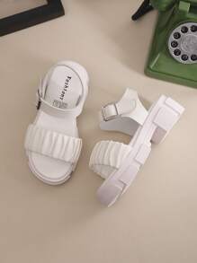 Sandalias blancas de moda para niñas 2025, versátiles para viajes al aire libre, con estilo