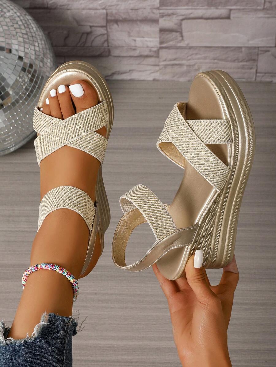 Dép xăng đan nữ thời trang đơn giản, cơ bản, cổ điển với quai chéo, đế dày, nhẹ, dây thun co giãn không bó sát, hở mũi, thoáng khí, phù hợp với hầu hết các hình dạng bàn chân, thích hợp cho nhiều dịp, dép xăng đan được ưa chuộng mùa hè, vật dụng cần thiết khi đi du lịch. - Vàng - Xem 1