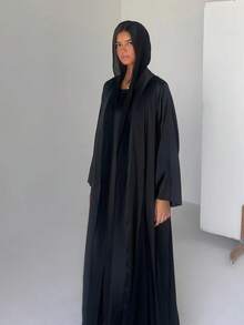 一件女士缎面连衣裙。这款优雅的连衣裙还有长款罩袍款式，适合日常穿着和特殊场合。 - 黑色 - 查看 4